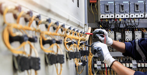 Professional Electrician technician working in Palos Park, IL